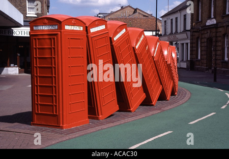 "En dehors de l'Ordre permanent des travaux publics sculpture de 12 cabines téléphoniques rouges tumbling créé par le sculpteur David Mach Royal Borough of Kingston upon Thames UK Banque D'Images