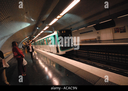 Le Métro à Paris le Louvre Banque D'Images