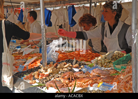 Fruits de mer de PARIS stand au marché le dimanche sur le Boulevard Richard Lenoir à Bastille Banque D'Images