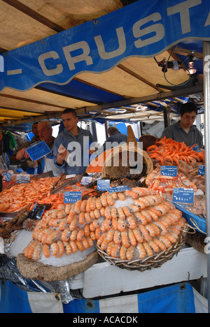 Fruits de mer à Paris le marché du dimanche sur le Boulevard Richard Lenoir à Bastille Banque D'Images