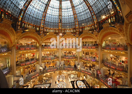 PARIS L'atrium dans le dôme des Galeries Lafayette sur le Boulevard Haussmann Banque D'Images