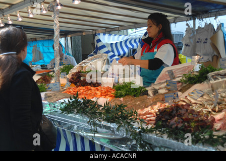 PARIS, FRANCE. Fruits de mer un stand au marche Le président Wilson. Banque D'Images