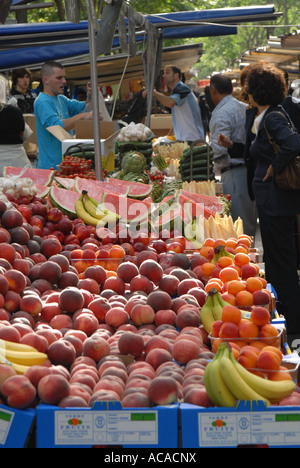 PARIS un étal de fruits au marché le dimanche sur le Boulevard Richard Lenoir près de Bastille Banque D'Images