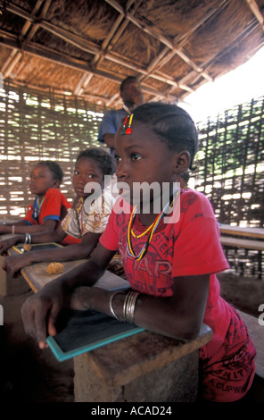 Fille de l'école dans village Iwol Sénégal Banque D'Images