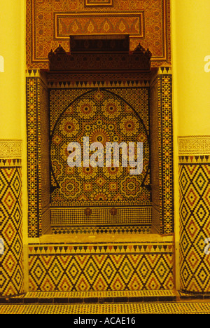 Maroc Marrakech Palais Bahia de stuc sculpté linteau peacock dans la conception traditionnelle du ventilateur Banque D'Images