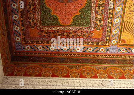 Maroc Marrakech Palais Bahia de stuc sculpté linteau peacock dans la conception traditionnelle du ventilateur Banque D'Images