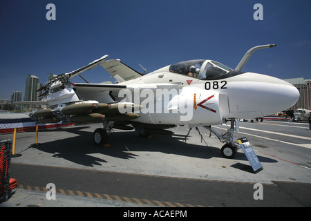 Grumman A-6E Intruder à bord du porte-avions USS Midway, California, San Diego, USA Banque D'Images