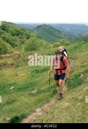 Père randonnées avec son bébé sur le dos dans un sac à dos sur une location dans le Cantal région Auvergne, France Banque D'Images