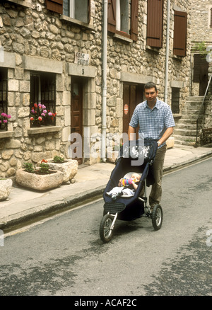 Père marcher avec son petit garçon en vacances dans une ville française Banque D'Images