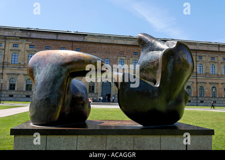 Skulpture par Henry Moore à l'avant de l'Alte Pinakothek, Munich, Bavière, Allemagne Banque D'Images