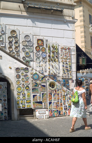 Piazza del Duomo dans la ville d'Amalfi présentoir mural céramique situé à côté de l'entrée de la boutique et signe pour Delizie Odori e Spezie Salerno Campania Italie UE Banque D'Images