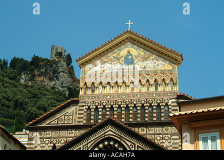 Mosaïques sur façade de fronton de la cathédrale catholique romaine médiévale d'Amalfi dédiée à Saint André sur la Piazza del Duomo Salerne Campanie Italie Europe UE Banque D'Images