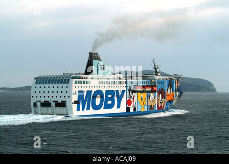 Olbia Sardaigne Moby Lines Ferry Wonder couverts dans les graphiques au départ Banque D'Images