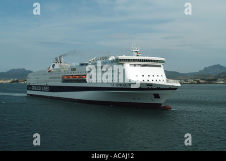 Port Olbia Sardaigne Grimaldi Lines ferry au départ de la Suprema Banque D'Images