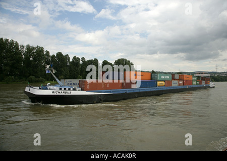 Porte-conteneurs sur les bords du Rhin Rhénanie-palatinat Allemagne Europa Banque D'Images