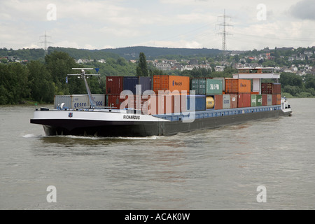 Porte-conteneurs sur les bords du Rhin Rhénanie-palatinat Allemagne Europa Banque D'Images