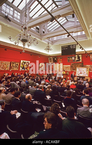 Vente aux enchères Impressionist art vente rétro vintage 1980s à emballé occupé plein Sothebys Enchère rooms Bond Street Londres Angleterre Royaume-Uni Banque D'Images