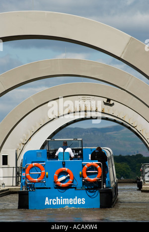 Bateau près de la roue de Falkirk en Ecosse Banque D'Images