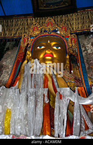 Le bouddhisme tibétain grande figure de Bouddha Maitreya dans le temple de Drak Yerpa Tibet Chine Banque D'Images