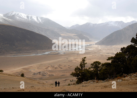 La vallée de la rivière large forêt et montagnes couvertes de neige au monastère de Réting Tibet Chine Banque D'Images