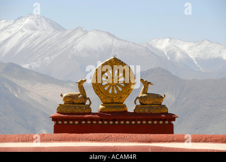 Le bouddhisme tibétain Roue symbole de vie et deux cerfs de Drepung Lhassa au Tibet Chine Banque D'Images