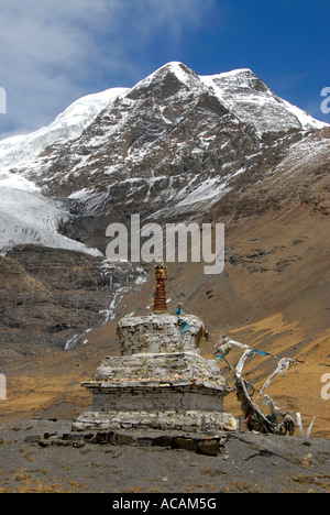 Ancien Stupa en face de glace Randonnée Mt. Nojin Kangtsang (7191 m) à Karo La pass (5045 m), Tibet Chine Banque D'Images