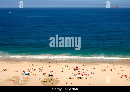 La vie à la plage sur la plage de Copacabana, Rio de Janeiro, Brésil Banque D'Images