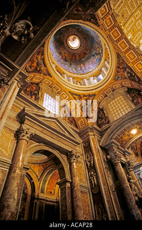 Doré orné vue de l'intérieur de la Basilique St Pierre du Vatican Rome Italie Banque D'Images