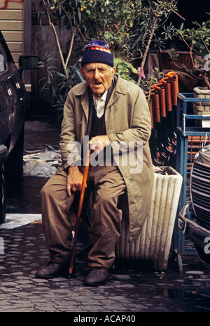 Personnes âgées handicapées homme assis seul dans le centre-ville Banque D'Images