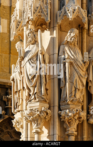 Statues des Apôtres à l'entrée principale de la cathédrale Saint Pierre, Regensburg, Allemagne Banque D'Images