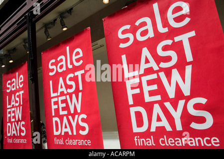 Vente derniers jours signe pendaison en vitrine Banque D'Images