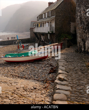 3 bateaux de pêche sur l'estran de l'historique 14e siècle construit en pierre au port de North Devon Clovelly Banque D'Images