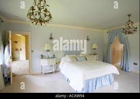 Chambre des maîtres de maison avec grand dressing et salle de Banque D'Images