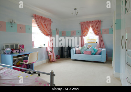 Chambre d'enfant de la maison avec grand dressing et salle de Banque D'Images