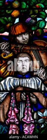 Close up image panoramique, d'un vitrail dans l'église St Winifrid dans Devon Manaton représentant un garçon et un musicien choeur Banque D'Images