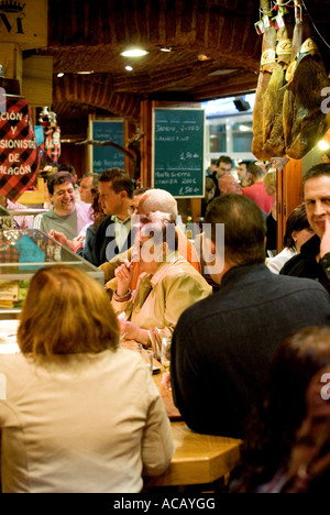 Bar à tapas dans la vieille ville de Benidorm, Costa Blanca, Espagne Banque D'Images