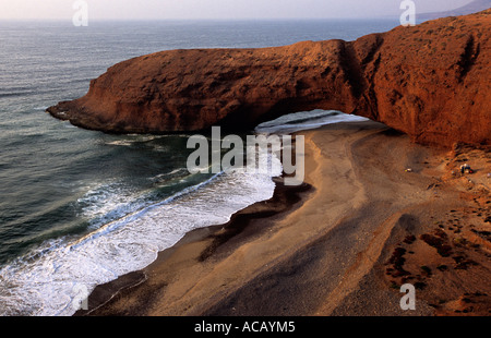 Arche naturelle au coucher du soleil près de Sidi Ifni Maroc Banque D'Images