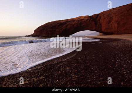 Arche naturelle au coucher du soleil près de Sidi Ifni Maroc Banque D'Images