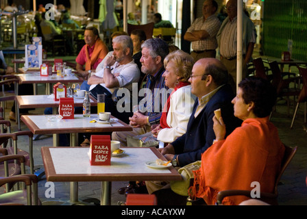 Bar à tapas dans la vieille ville de Benidorm, Costa Blanca, Espagne Banque D'Images