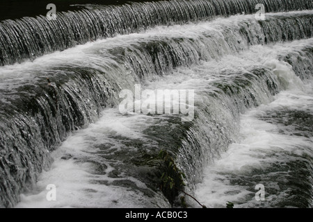 Weir dans dale monsal, Derbyshire Banque D'Images