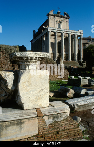Rome Italie Forum Romain Église de San Lorenzo in Miranda & Temple d'Antonin et Faustine Banque D'Images