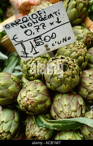 Rome Italie Affichage des artichauts romaine en vente sur le marché sur le Campo de' Fiori Banque D'Images