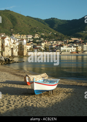 Les petits bateaux s'arrêta sur la plage de Cefalù, sur la côte nord de la Sicile Banque D'Images