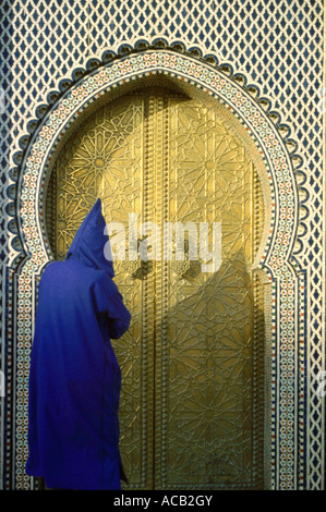 La figure portant robe traditionnelle, ou jellabah, les approches du Palais Royal,Dar El Makhzen, Fes, Maroc Banque D'Images