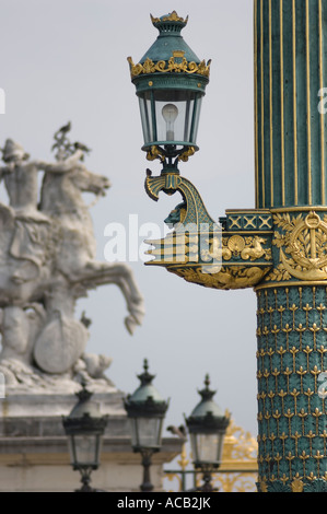 De détails lampadaire avec statue équestre en arrière-plan la Place de la Concorde Paris France Banque D'Images