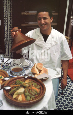 Fes Marocain Lahcen, chef des Beqqi, présente un repas dans un Riad à Fes el Bali, Maroc Banque D'Images