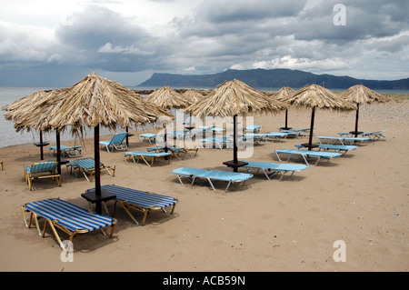 Vue sur la mer Méditerranée à Kissamos (Kastelli), ville de l'île de Crète, Grèce Banque D'Images