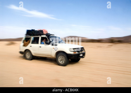 Un Landcruiser Touareg traverse le Ténéré vide déchets de l'Algérie Sahara central en route de Tamanrasset à Djanet Banque D'Images