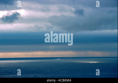 Coucher de soleil sur la mer Méditerranée au cours d'une tempête Nice France Banque D'Images