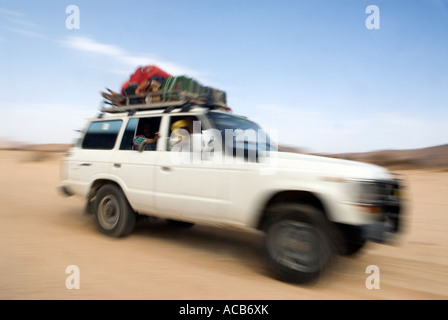 Un Landcruiser Touareg traverse le Ténéré vide déchets de l'Algérie Sahara central en route de Tamanrasset à Djanet Banque D'Images